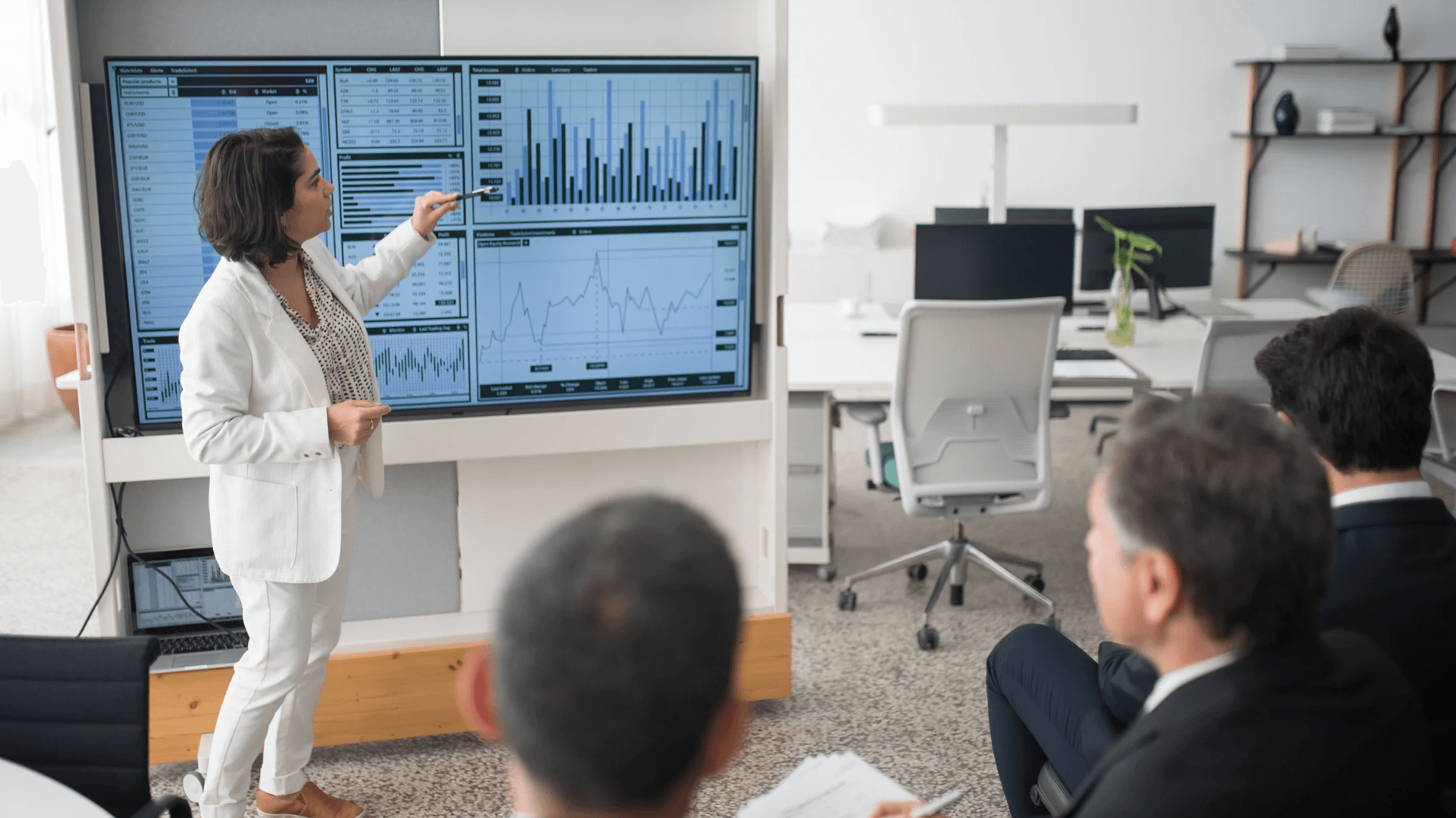 Equipo revisando indicadores operativos para tomar decisiones en tiempo real